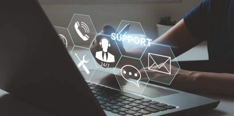 Das Bild zeigt die Hände einer Person, die vor einem aufgeklappten Laptop sitzt. Über der Tastatur sind verschiedene Piktogramme zum Thema Service zu sehen, die über der Tastatur zu schweben scheinen.