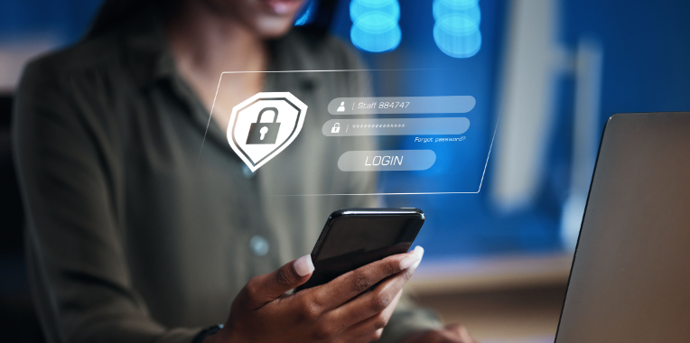 EIne Frau in eine oliven Bluse hält ein Handy in den Händen. Darüber schweibt ein Eingabefeld für die EIngabe der Login-Daten.